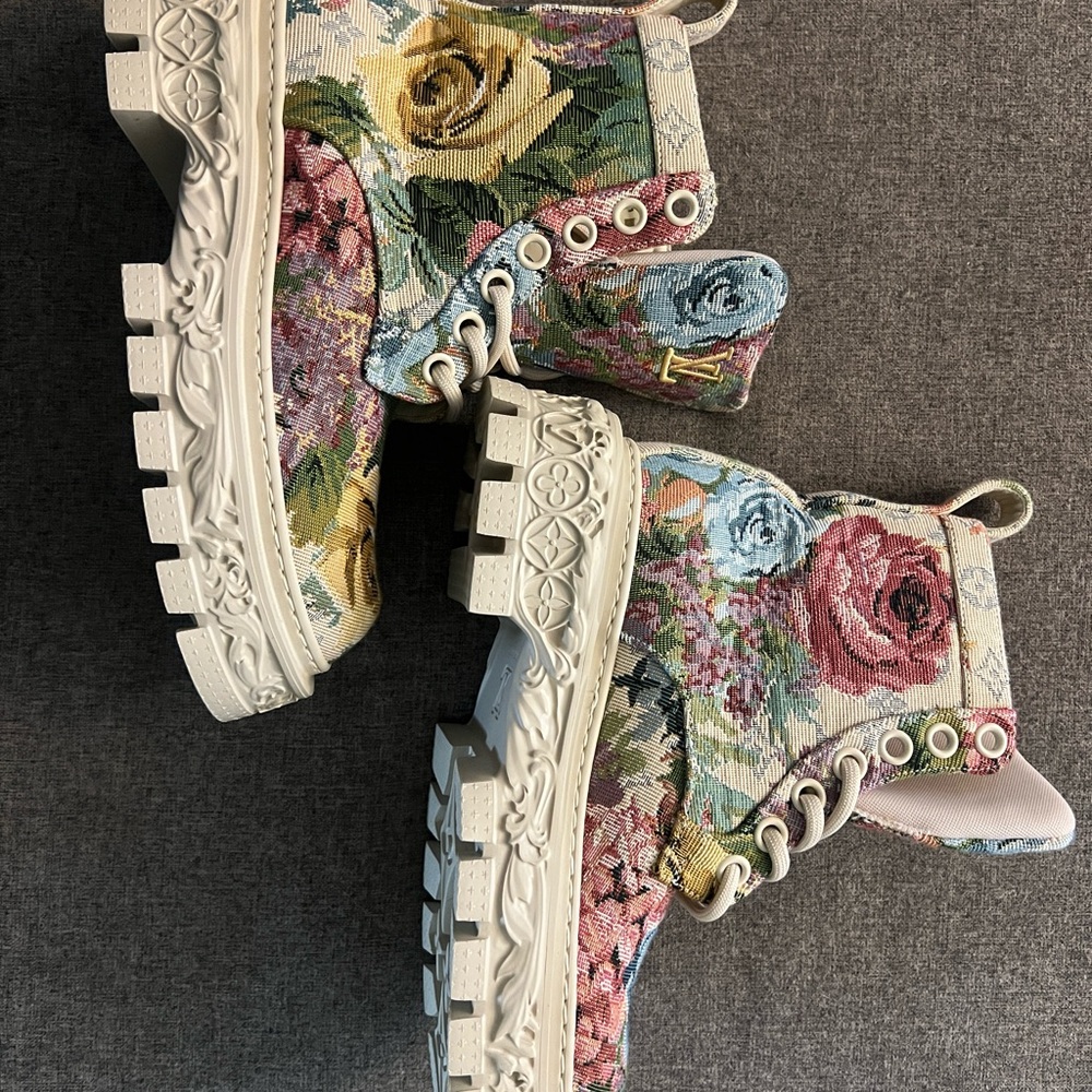 New Baroque Louis Vuitton boots never worn they can be UNISEX